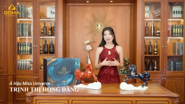 Вице-мисс Вселенная Вьетнам 2023 Тринь Тхи Хонг Данг поделилась своими искренними чувствами по поводу подарков DOHA к Тет (Лунному Новому году), включающих скульптуры Драконьего Коня и Коня Крови и Пота — двух символов с разными формами, но гармоничными посланиями, воспевающими стойкость и непреходящие ценности.